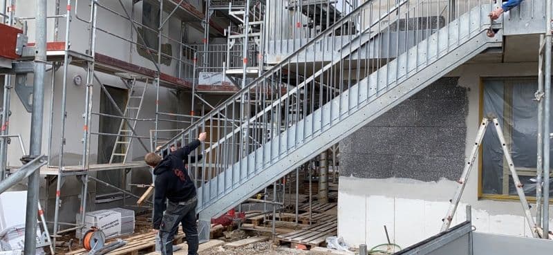 Die Außentreppe wird montiert